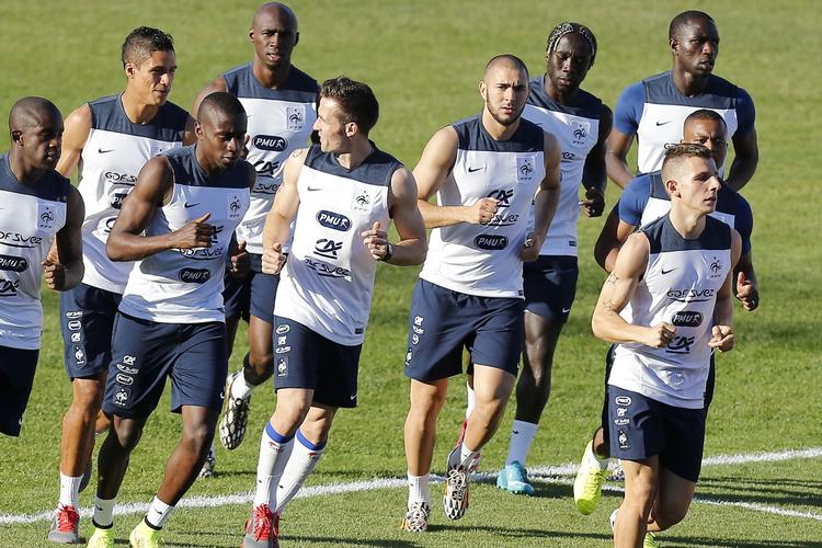 Holdånd. Det franske landshold træner. Fra venstre:  Rio Mavuba, Raphael Varanne, Blaise Matuidi, Eliaquim Mangala, Yohan Cabaye, Karim Benzema, Bakary Sagna, Lucas Digne, Patrice Evra og Moussa Sissoko. 