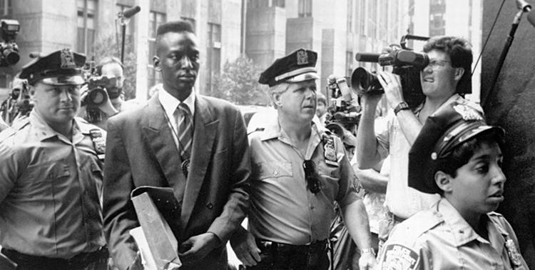 Justitsmord. En af de uskyldigt dømte for en grov voldtægt i Central Park, Yusef Salaam, på vej til retten i 1990. I dag har Salaam sammen med de fire øvrige uskyldigt dømte indgået et forlig med byen New York om en million erstatning. 