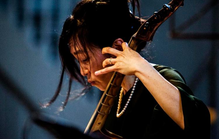 Beundringsværdig. Den japanske gambespiller og lærer ved Royal College of Music i London, Reiko Ichise, var det afslappede, men alligevel intense midtpunkt ved åbningskoncerten. 