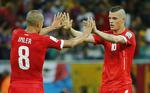 Målscorer. Granit Xhaka (th) fra Schweiz fik lov at lukke målfesten mod Frankrig med sit mål til 5-2. 