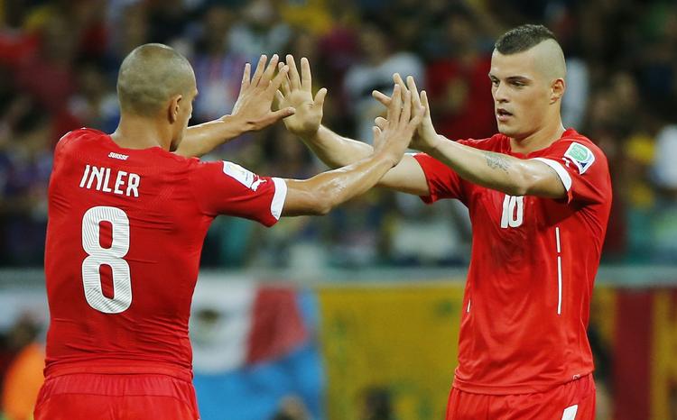 Målscorer. Granit Xhaka (th) fra Schweiz fik lov at lukke målfesten mod Frankrig med sit mål til 5-2. 