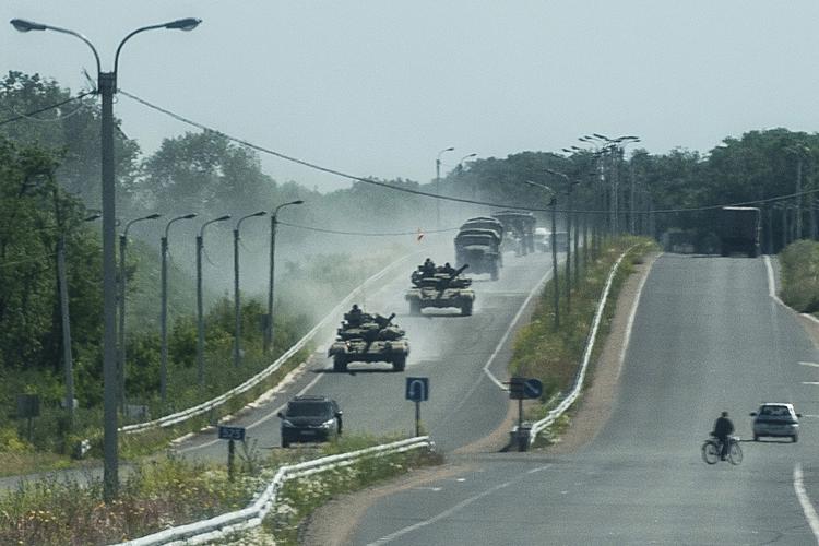 Våbenhvile? Pro-russiske tanks på vej mod Donetsk i går. 