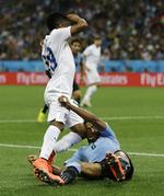 Fodbold. Det var ved dette voldsomme sammenstød med Englands Raheem Sterling, at Uruguays Alvaro Pereira blev slået bevidstløs. 