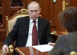 Mægtig. Ruslands præsident syens at være ret læigeglad med økonomiske sanktioner. I hvert fald har han nu sat militæret i højeste beredskab nok en gang. Her ses Putin til et møde i Kreml i går. 