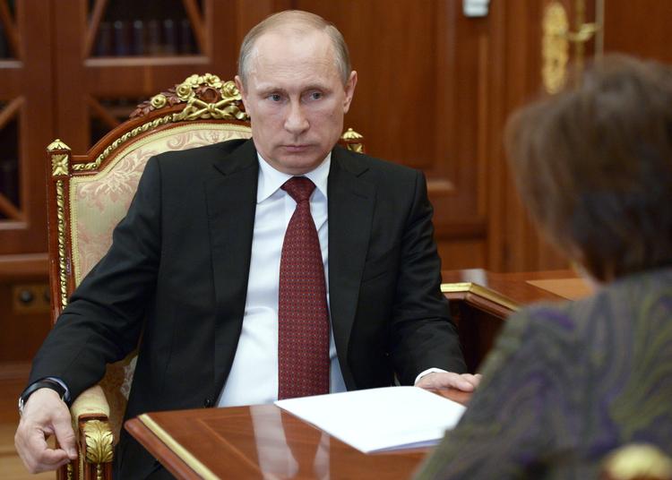Mægtig. Ruslands præsident syens at være ret læigeglad med økonomiske sanktioner. I hvert fald har han nu sat militæret i højeste beredskab nok en gang. Her ses Putin til et møde i Kreml i går. 