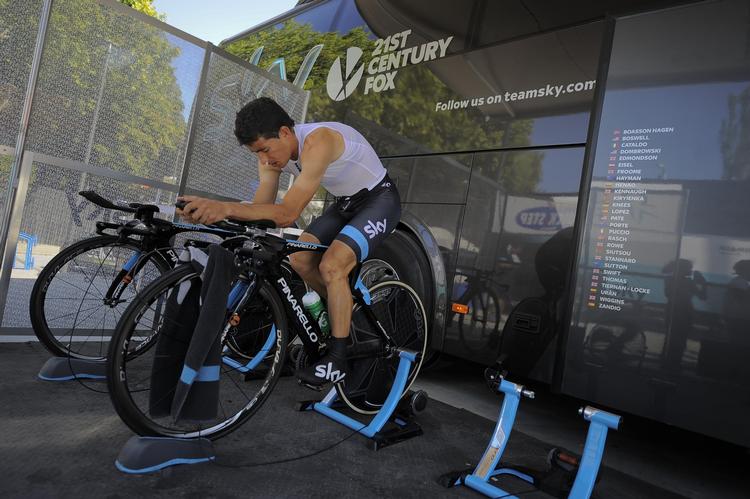 Av. Henao har fået konstateret et brud på den ene knæskal. 
