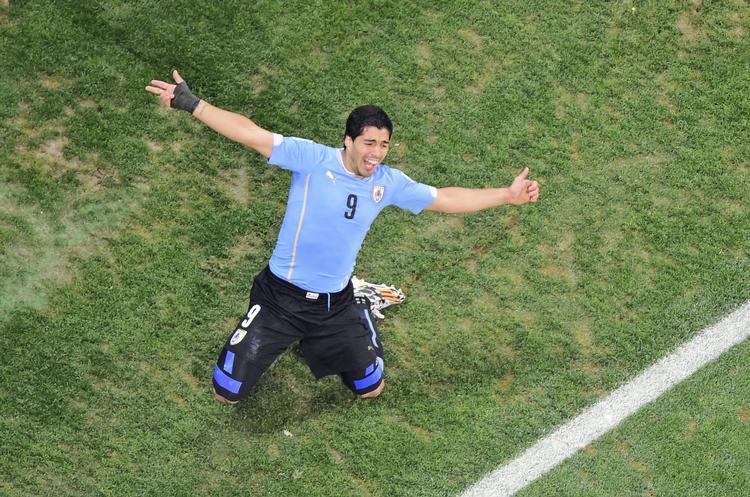 SUPERSTJERNE. Luiz Suarez overskyggede alle med sine to mål i opgøret mellem Uruguay og England. 