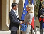 Internationalt. Frankrigs premierminister Manuel Valls hilser Helle Thorning-Schmidt velkommen i Paris tidligere i dag. 