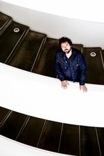 Opgøret. For et halvt år siden forlod Erlend Høyersten Norge for at tage turen op ad trappespiralerne på ARoS. Herfra ser han et kunstlandskab præget af gentagelser og en vanetænkning, han vil gøre op med. Folk må gerne vænne sig til at få overraskelser på ARoS, og det at være international kan også være at lave udstillinger med nye, nordiske kunstnere. 
