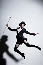 Step. Liv Stevns Petersen er 29 år og uddannet musicalperformer. Derudover har hun et band, SOBB’s, hvor hun bruger steppen som et instrument. 