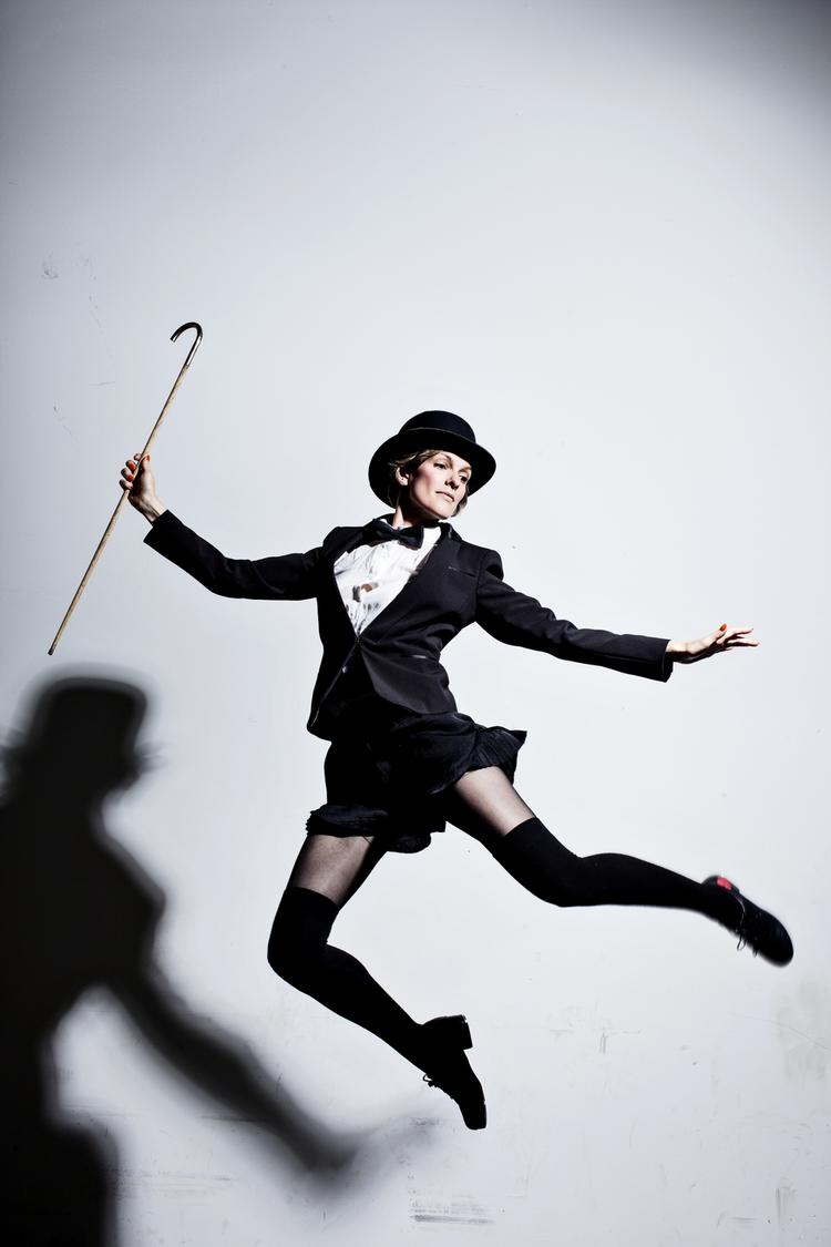 Step. Liv Stevns Petersen er 29 år og uddannet musicalperformer. Derudover har hun et band, SOBB’s, hvor hun bruger steppen som et instrument. 