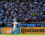 STJERNEN. Lionel Messi kunne lade sig hylde af Argentinas medrejsende fans, da han scorede det afgørende mål mod Iran. 