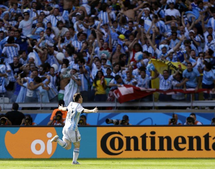 STJERNEN. Lionel Messi kunne lade sig hylde af Argentinas medrejsende fans, da han scorede det afgørende mål mod Iran. 