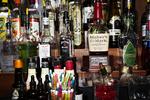 Tortur. Område i Indre By er hårdt plaget af larm fra festkåde mennesker. Barerne serverer alkohol frem til klokken 05.00, og beboerne står herefter op til affald, opkast og urin på gaden, i porte og i opgange. 