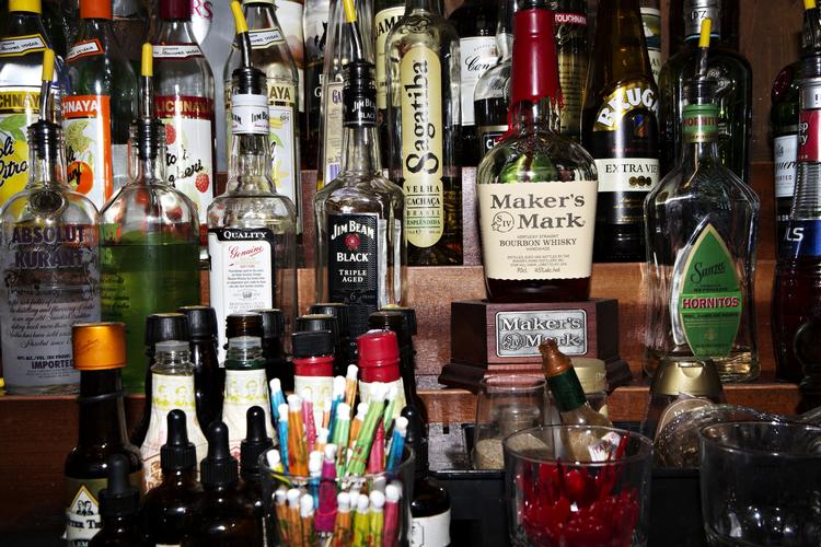 Tortur. Område i Indre By er hårdt plaget af larm fra festkåde mennesker. Barerne serverer alkohol frem til klokken 05.00, og beboerne står herefter op til affald, opkast og urin på gaden, i porte og i opgange. 
