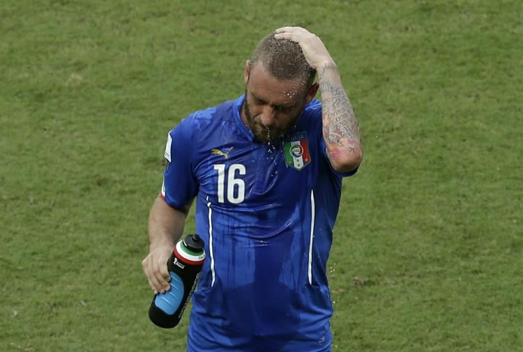 SKADET. Daniele De Rossi er det defensive anker på Italiens midtbane. Mod Uruguay er han sandsynligvis ude. 