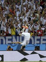 FEJRING. Miroslav Klose fejrede sin 15. VM-scoring på vanlig vis. 