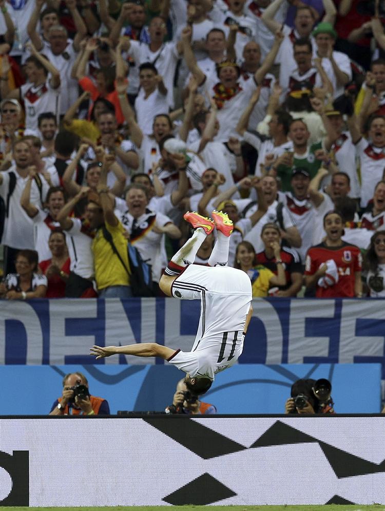 FEJRING. Miroslav Klose fejrede sin 15. VM-scoring på vanlig vis. 