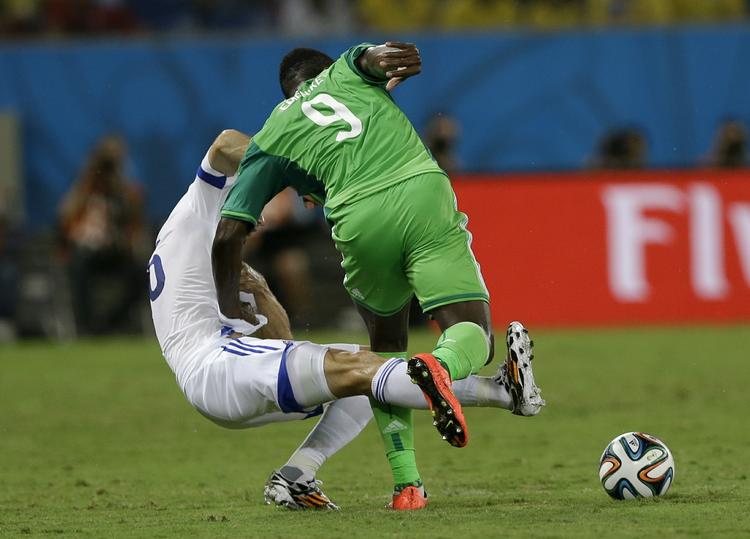 POWER. Nigerias Emmanuel Emenike voldte med sin store fysik Bosnien store problemer. 