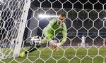 ups!  Igor Akinfeev fumler et sydkoreansk langskud henover eget hovede og i mål. 