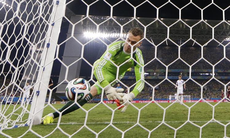 ups!  Igor Akinfeev fumler et sydkoreansk langskud henover eget hovede og i mål. 