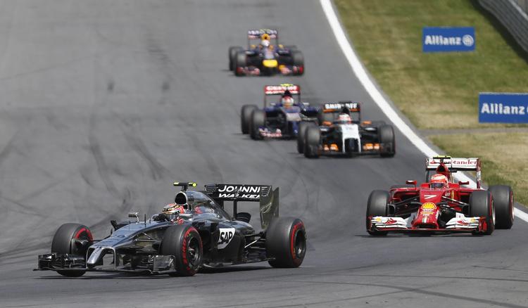 syver. Kevin Magnussen (tv) holdt længe sjettepladsen, men blev sidst i løbet overhalet af mexikanske Sergio Perez, som danskeren afløste i McLaren-raceren før sæsonen. 