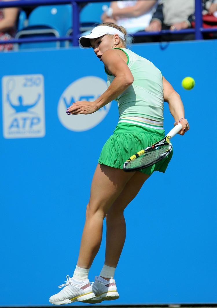 teknik. Caroline Wozniacki forsøger sig med et slag bag ryggen i semifinaleopgøret i Eastbourne mod Angelique Kerber. 