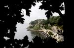 DØDSMÆRKE. Den sorte aftegning i Stevns Klint er et lag fra den mørke tid efter det asteroidenedslag, der blandt andet udryddede dinosaurerne. Striben kan ses fra stranden neden for klinten; den er de fleste steder cirka i øjenhøjde med en voksen. Foto: Peter Hove Olesen og Martin Lehmann 