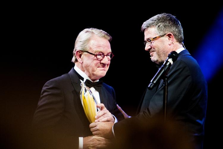 Hæderpris. Henning Jensen har i sin lange karriere vist, hvordan man kan portrættere en mand på bunden i Norén-forestillingen 'Personkreds 3', og han har givet sin helt særlige version af Kong Lear i Shakespeares drama af samme navn. 