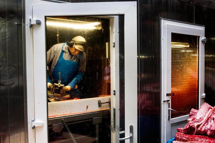 Usikkert. Danish Crown afviser den hårde kritik af trusler om at lukke eksempelvis slagteriet i Blans. Det kunne være anderledes, hvis folk købte færre Jaka Bov og cocktailpøler på dåse, der kræver billigere produktion, siger Danish Crown. 