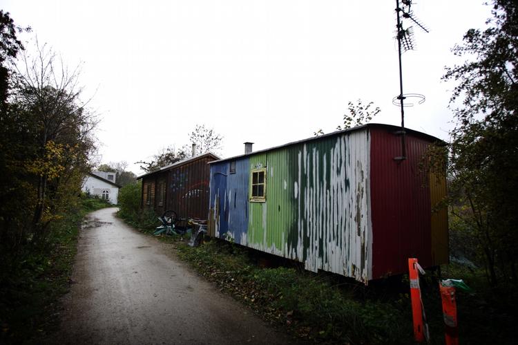 VOLDANLÆG. Christiania-fonden risikerer at få hævet lejen på grund af skurvogne og andre byggerier på de fredede volde. Arkivfoto fra fristaden. 