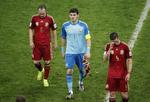 ude. Iker Casillas (midt) har været en af de mest udskældte spillere under et forfejlet VM for Spanien. 