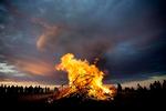 Skumring. Selv i årets næsten lyseste døgner der et par nattetimer, hvor alfedans og dugdråber viger for drømme , mareridt og sælsomme nocturner. 