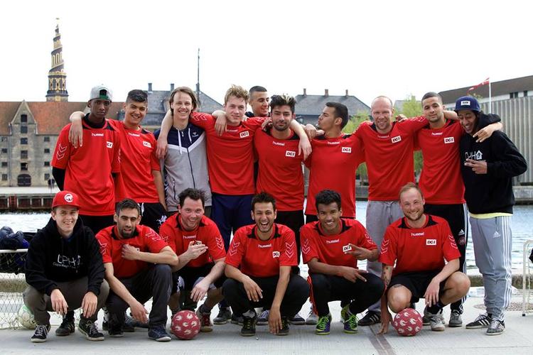 europamestre. Det danske hold ses her efter finalesejren i EM i street soccer på 6-5 over Holland. 