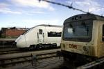 TOGPROBLEMER. De mange fejl har gjort IC4-togene til en kostbar affære for DSB. Her ses det nye tog holdende på Aarhus Banegård bag et ældre MR-tog, en type, der til gengæld har kunnet køre lydefrit i årevis. 