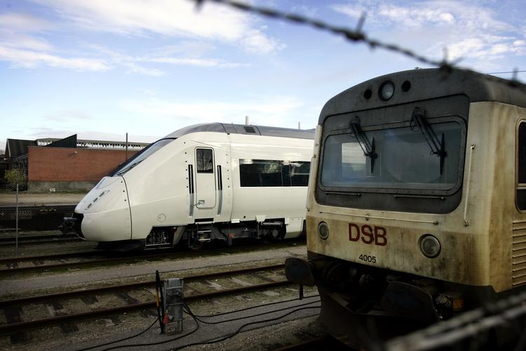 TOGPROBLEMER. De mange fejl har gjort IC4-togene til en kostbar affære for DSB. Her ses det nye tog holdende på Aarhus Banegård bag et ældre MR-tog, en type, der til gengæld har kunnet køre lydefrit i årevis. 