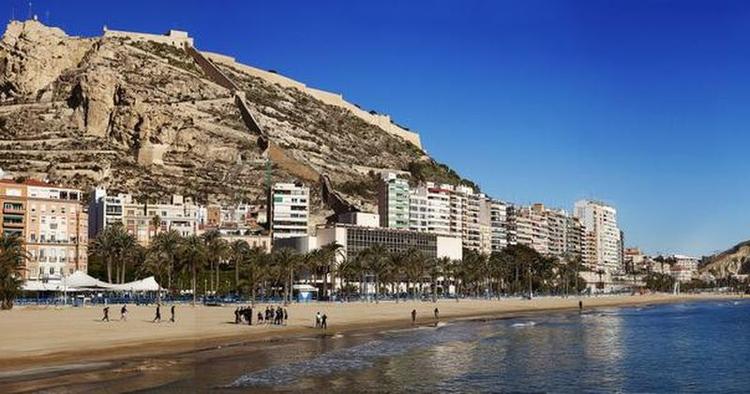 Dyp. Smid håndklædet og klipklapperne og hop i Middelhavet ud for Alicante. 
