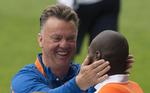 taktisk. Hollands landstræner, Louis van Gaal (tv), har forstået at lægge holdets taktik efter modstanderen hidtil under VM. 