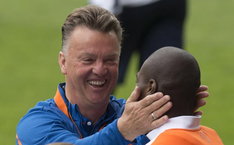 taktisk. Hollands landstræner, Louis van Gaal (tv), har forstået at lægge holdets taktik efter modstanderen hidtil under VM. 