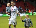 skifte. Thomas Kristensen siger farvel til FCK's fans sammen med sine to børn. 