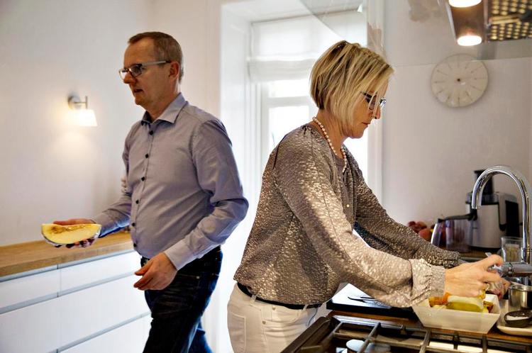 sammen. Ægteparret Jan Nielsen og Mette Hinnerskov i hans lejlighed på Frederiksberg i København. Hun bor det meste af tiden i Strib på Fyn. 