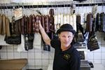 RETSSAG. Jens Slagter frygter, at han må dreje nøglen om i sin gamle butik på grund af kæmpebøde. 