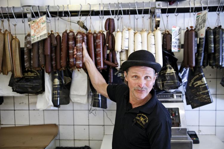 RETSSAG. Jens Slagter frygter, at han må dreje nøglen om i sin gamle butik på grund af kæmpebøde. 