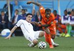 TAKTISK. Holland og Jeremain Lens (th.) forsvarede sig i 76 minutter, og så slog de til på kontrastød mod Chile og Eugenio Mena (tv.). 