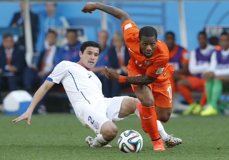 TAKTISK. Holland og Jeremain Lens (th.) forsvarede sig i 76 minutter, og så slog de til på kontrastød mod Chile og Eugenio Mena (tv.). 