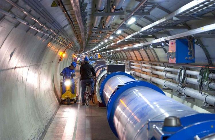 Eksperiment. Cerns eksperter arbejder på højtryk for at gøre den store partikelaccelerator - Large Hadron Collider - klar til nye forsøg. Inde i de store rør ligger  små rør, hvor partikler sendes ind i hver sin retning og accelereres op i fart ved hjælp af superledende magneter. 