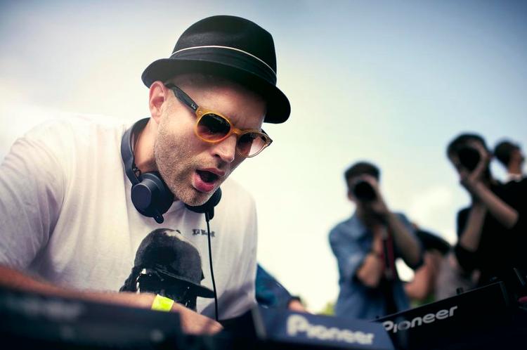 Producering. Tomas Barfod har inviteret sangere ind på sit album og demonstrerer sine evner som producer. 