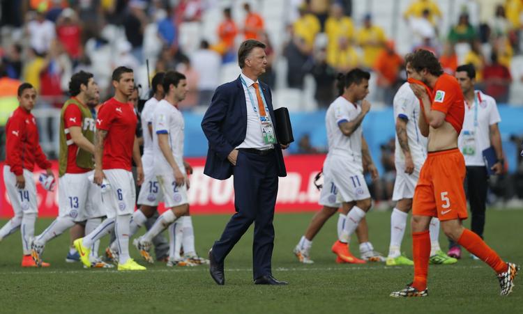 UDSKÆLDT. At Holland og Louis van Gaal bruge defensive midler til at knække Chile, irriterer Chiles argentinske træner. 