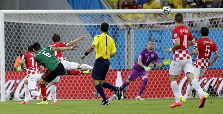 LANGSKUD. Dette brag på sammenføjningen fra Hector Herrera var bedste bud på en scoring i Recife - indtil det hele eksploderede i de sidste 20 minutter. 
