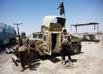 Krigsbytte. Den islamistiske bevægelse Isis er på erobringstogt i Irak. Her har Isis-folk taget en irakisk militær Humvee ved et kontrolpunkt cirka 250 kilometer nord for Bagdad. 